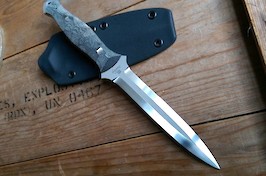 Fang dagger in RWL34 and black canvas micarta