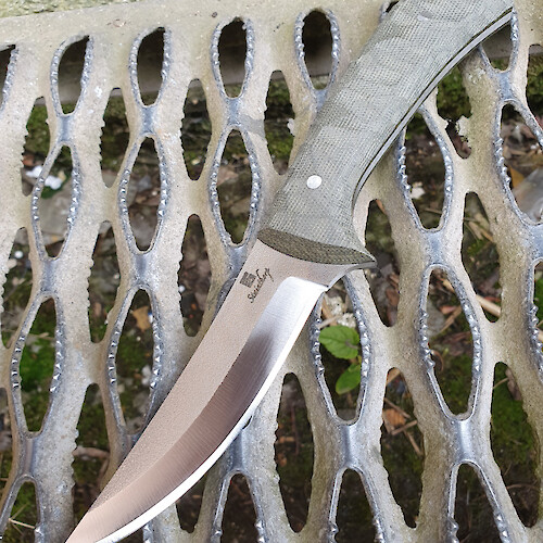 The Persian's trailing point makes it a great tactical or utility blade.